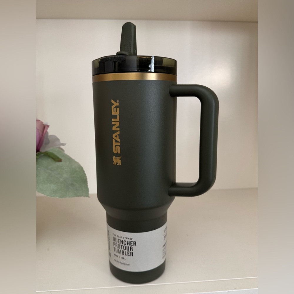 🎉LAST PIECE🎉Stanley 40oz. Quencher Protour Flipstraw Tumbler Cypress - Picture 4 of 8